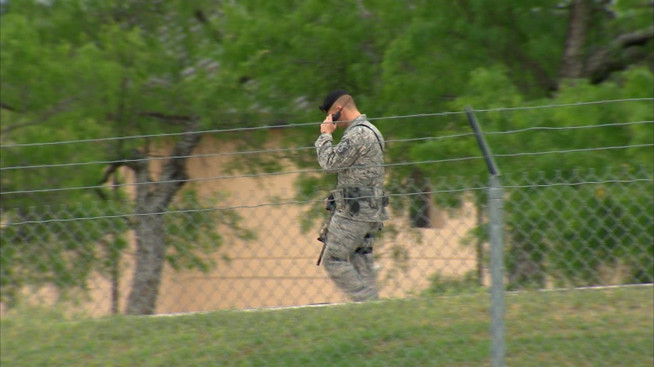 Un tiroteo acontecido en la base aérea de Lackland, al oeste de San Antonio, es investigado como un caso de homicidio-suicidio. Los hechos se registraron alrededor de las 8:30 am. Los cuerpos de las víctimas fueron encontrados en un cuarto de la base; de acuerdo con reportes, un aviador habría asesinado al comandante de su escuadrón para luego suicidarse. Durante la investigación, las instalaciones fueron cerradas por cerca de dos horas.