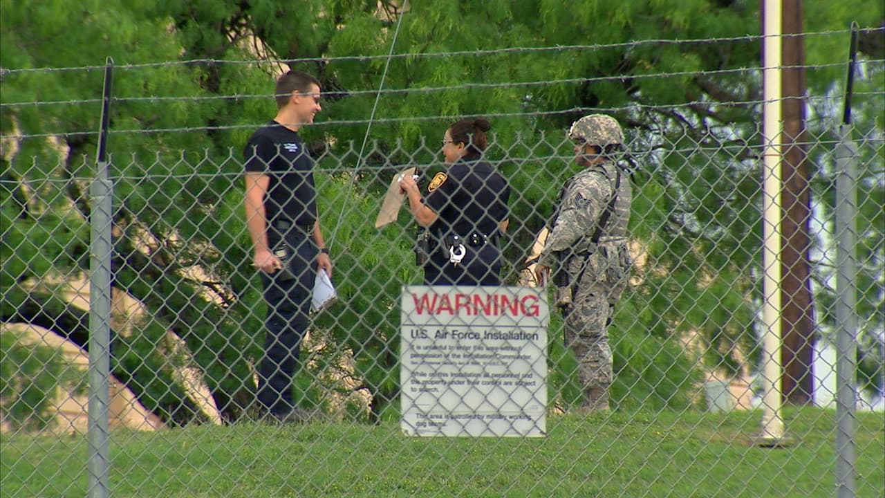 Un tiroteo acontecido en la base aérea de Lackland, al oeste de San Antonio, es investigado como un caso de homicidio-suicidio. Los hechos se registraron alrededor de las 8:30 am. Los cuerpos de las víctimas fueron encontrados en un cuarto de la base; de acuerdo con reportes, un aviador habría asesinado al comandante de su escuadrón para luego suicidarse. Durante la investigación, las instalaciones fueron cerradas por cerca de dos horas.