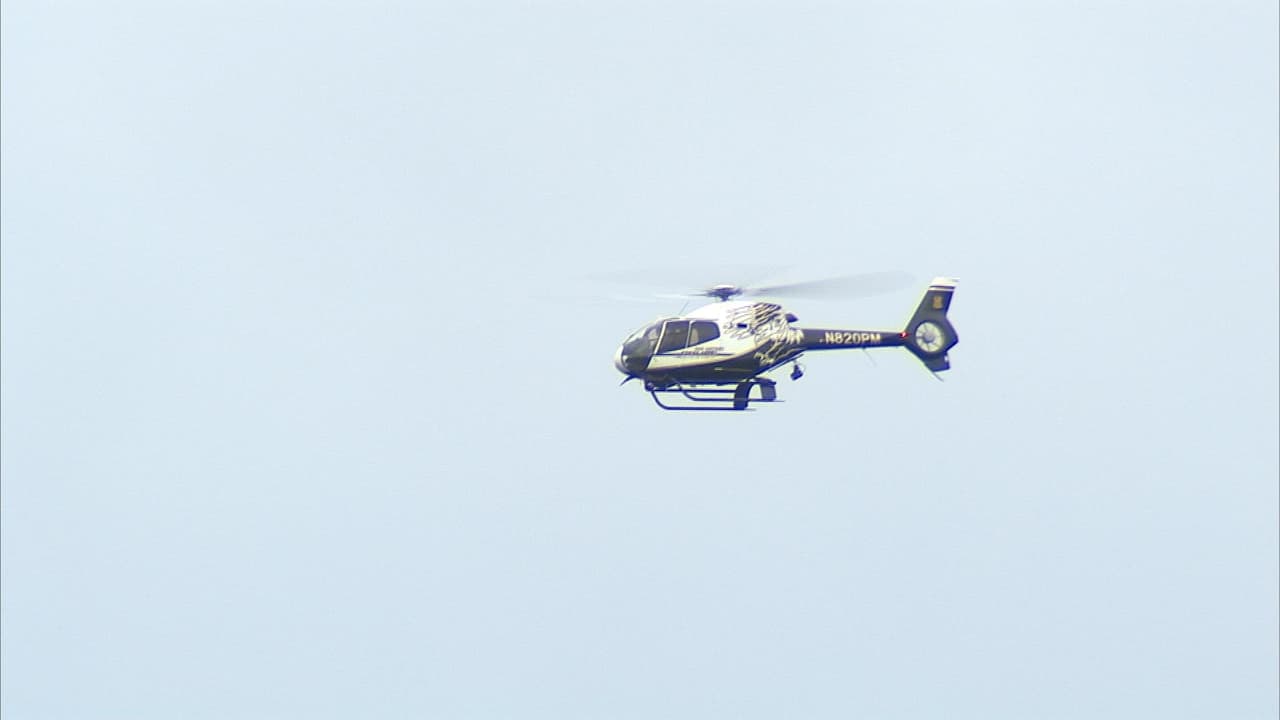 Un tiroteo acontecido en la base aérea de Lackland, al oeste de San Antonio, es investigado como un caso de homicidio-suicidio. Los hechos se registraron alrededor de las 8:30 am. Los cuerpos de las víctimas fueron encontrados en un cuarto de la base; de acuerdo con reportes, un aviador habría asesinado al comandante de su escuadrón para luego suicidarse. Durante la investigación, las instalaciones fueron cerradas por cerca de dos horas.