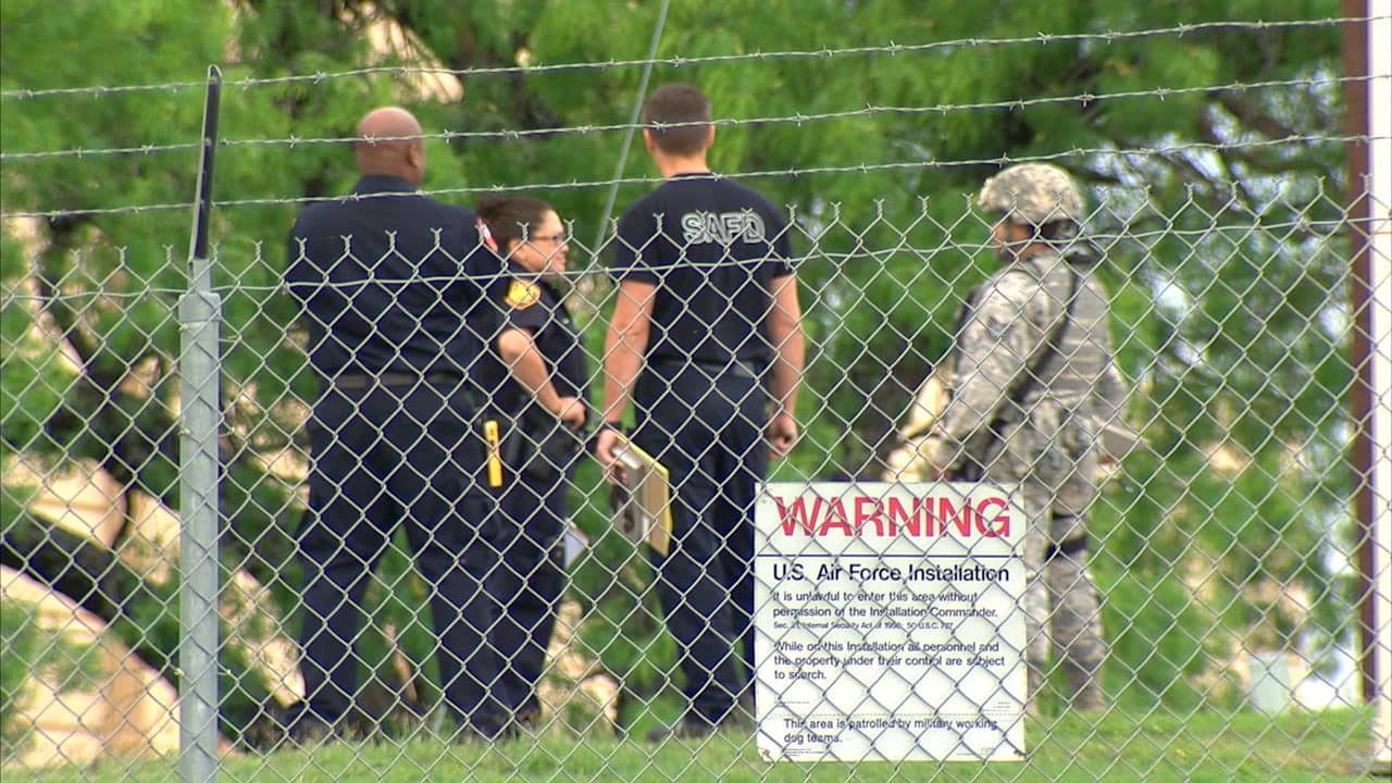 Un tiroteo acontecido en la base aérea de Lackland, al oeste de San Antonio, es investigado como un caso de homicidio-suicidio. Los hechos se registraron alrededor de las 8:30 am. Los cuerpos de las víctimas fueron encontrados en un cuarto de la base; de acuerdo con reportes, un aviador habría asesinado al comandante de su escuadrón para luego suicidarse. Durante la investigación, las instalaciones fueron cerradas por cerca de dos horas.