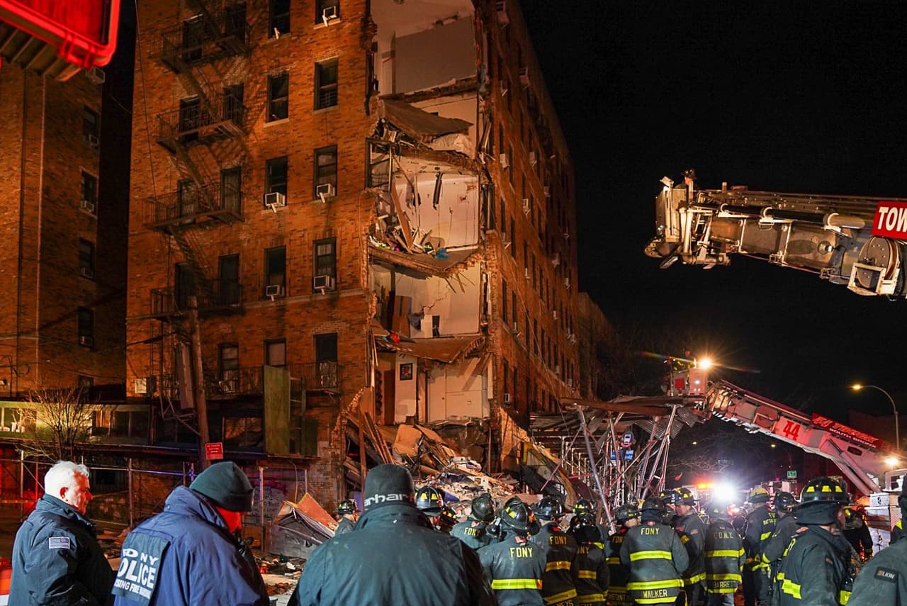 A pesar de lo aparatoso del accidente, bomberos de Nueva York descartaron personas sin vida en el lugar.
<br>