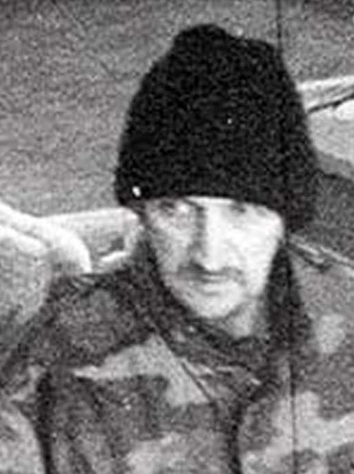 La agencia informó que tras el segundo robo, la policía pudo acercarse al vehículo de King para tratar de bloquear su escape
<b>pero el sospechoso disparó contra los oficiales. </b>
<br>
<br>La orden de arresto federal contra King
<b>fue emitida el pasado 13 de marzo de 1990, </b>por parte del Tribunal de Distrito de los Estados Unidos, Distrito de Carolina del Sur.
<br>