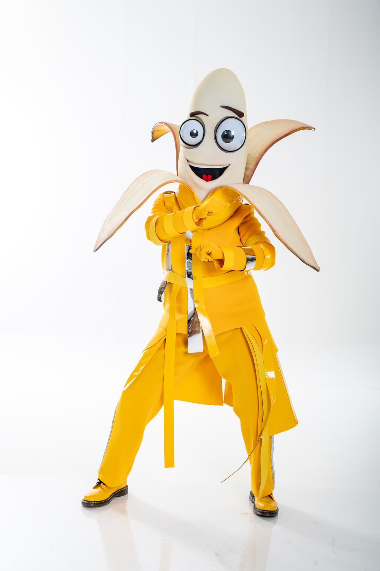 Este domingo 13 de junio inicia la segunda temporada de ¿Quién Es La Máscara? y estos son los 18 personajes que veremos en el escenario.
<br>El primero de ellos es
<b>Banana</b>, con toda la actitud para demostrar lo bien que canta.