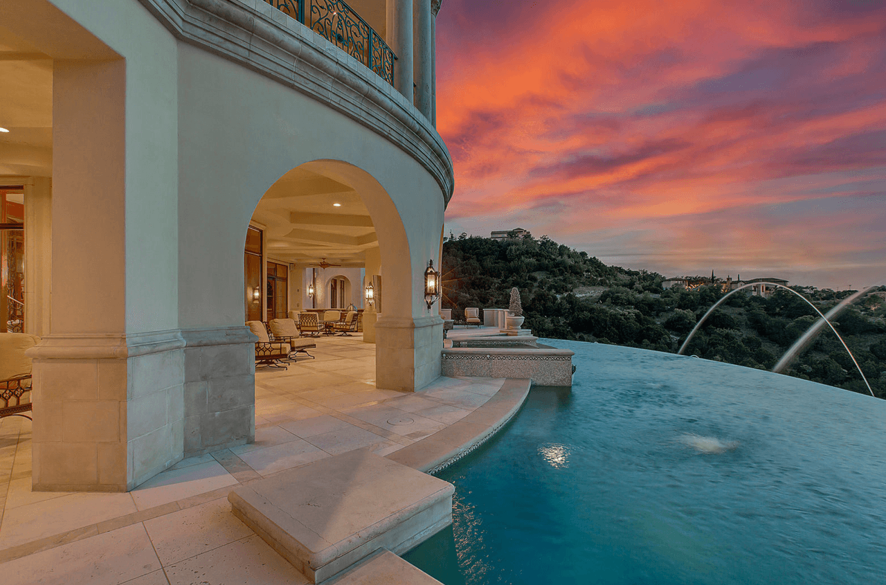 Si compras esta casa con una hipoteca, los pagos fijos del préstamo a 30 años son casi $200,000 por mes.