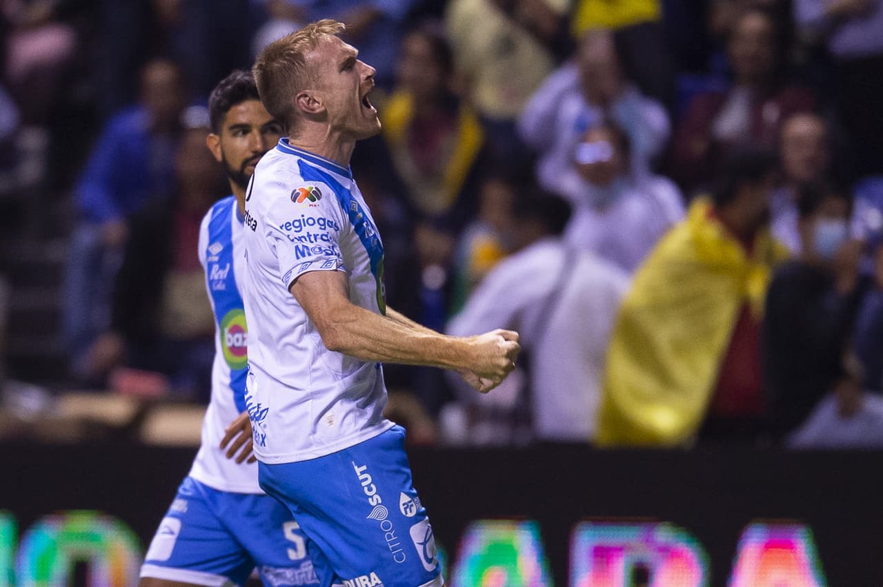 Puebla finalmente abrió el marcador al 55’ gracias a un doble remate de Fernando Aristeguieta para vencer a Ochoa a primer poste.