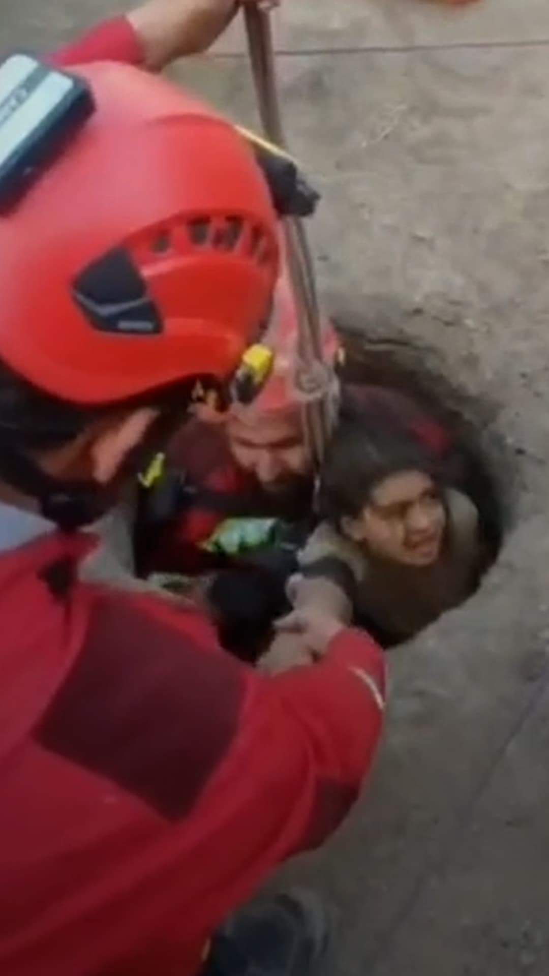 Una niña es rescatada tras caer en un pozo