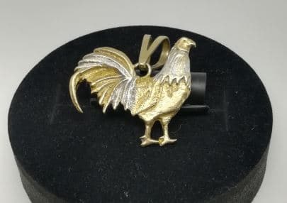 Según información del 
<a href="https://www.gob.mx/sae/prensa/comunicado-de-prensa-27-2019" target="_blank">SAE</a> 
<b>existen lotes integrados por una sola pieza y otros de alrededor de 700 </b>que integran artículos que podrían ser utilizados para fundirse y reutilizar el oro.
<br>