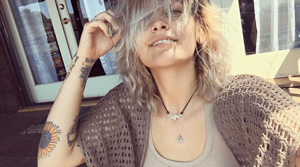 Un beso con ojos cerrados: las fotos que evidencian que Paris Jackson y Cara Delevingne son más que amigas