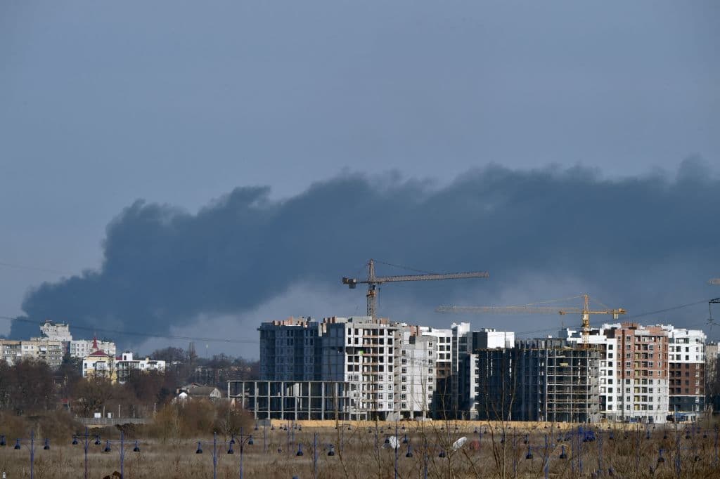 El humo se eleva sobre Irpin, al norte de Kiev. Además de Irpin, otros suburbios del noroeste de la capital, como por ejemplo Bucha, han soportado días de intensos bombardeos mientras avanzan los vehículos blindados rusos.