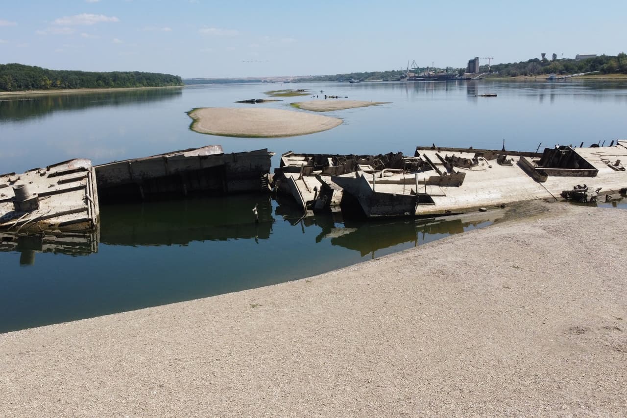 Los restos de un buque de guerra alemán de la Segunda Guerra Mundial emergen, debido a la sequía, frente a Djerdap II, una gran presa en el río Danubio, entre Rumania y Serbia, cerca de Prahovo, Serbia, el martes 4 de agosto de 2026. (Foto AP/Darko Vojinovic)