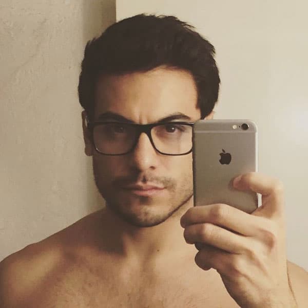 <b><a href="http://www.univision.com/temas/carlos-rivera" target="_blank">Carlos Rivera</a></b> está de cumpleaños, así que seguramente sus fans las 'Riveristas' lo tendrán muy consentido en este día tan especial.