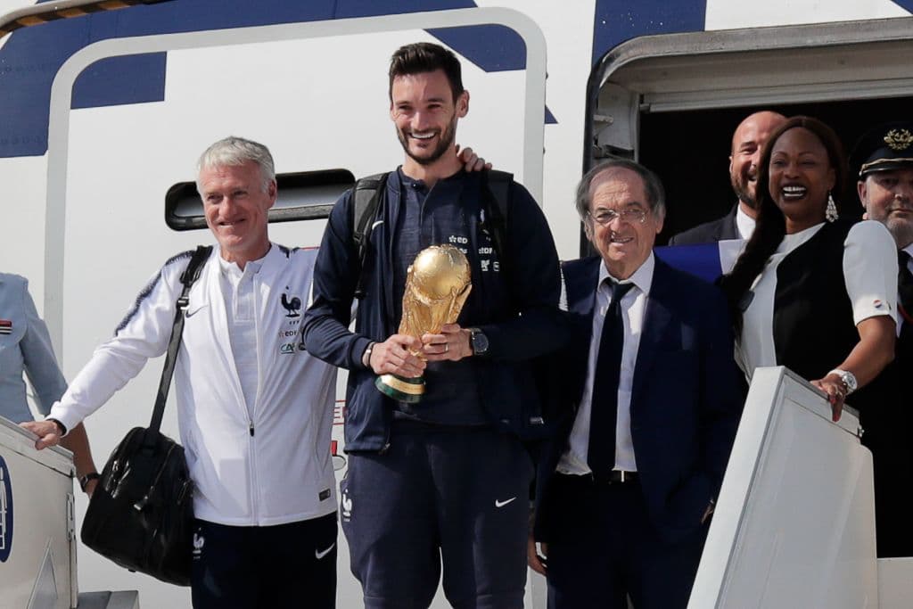 Olivier Giroud fue el primero en mostrar el trofeo que acredita como campeón a Francia.