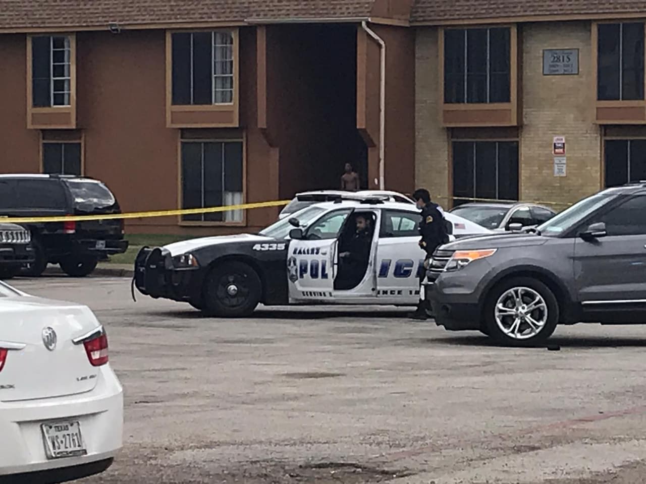 Las autoridades confirmaron que han atendido en el pasado llamadas de emergencia por tiroteos en este complejo de apartamentos.