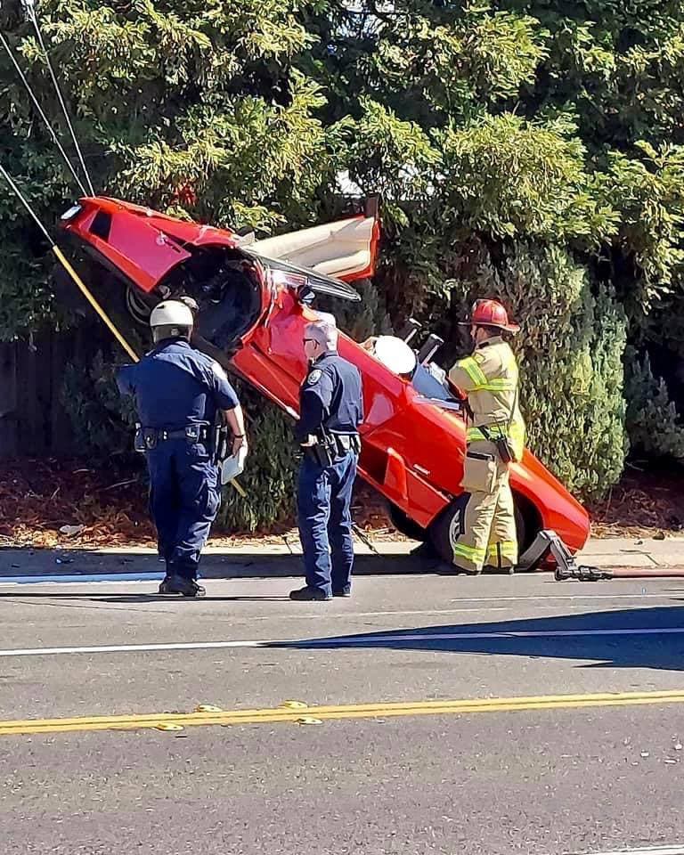 Un auto de marca Lamborghini quedó dañado tras chocar contra alambres en el este de Sacramento a mediados de marzo, de acuerdo con el CHP.