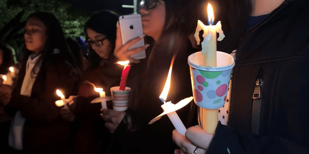 Con velas lo recuerdan en la vigilia