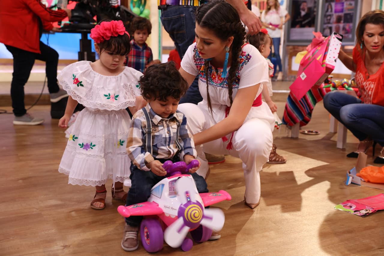 Los pequeños estaban fascinados con el montable que recibió de regalo Giulietta.