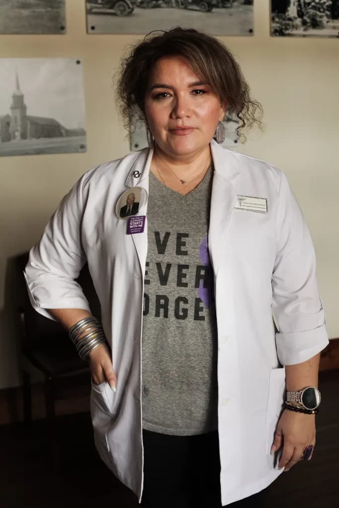 Jessica Cantú, enfermera especializada, perdió a su padre a causa de la enfermedad de Alzheimer en 2021. Ahora trabaja como enfermera especializada en El Faro Health & Therapeutics, un centro de investigación clínica sobre la enfermedad de Alzheimer en Rio Grande City.