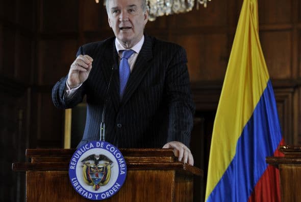 El canciller peruano José Antonio García Belaunde afirmó que "frente a un caso así, hay que conjugar esfuerzos y creo que fuerzas aisladas, por más potencias que sean, no tendrían el mismo efecto si podemos llegar a medidas coordinadas un buen número de países muy representativos y usar los mecanismos de derecho internacional, las Naciones Unidas".