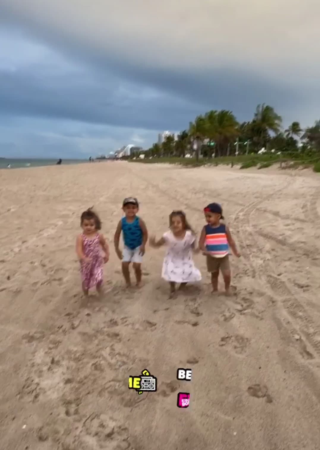 Las hijas del chef Yisus se divirtieron en la playa después de meses de encierro protegiéndose de la pandemia.