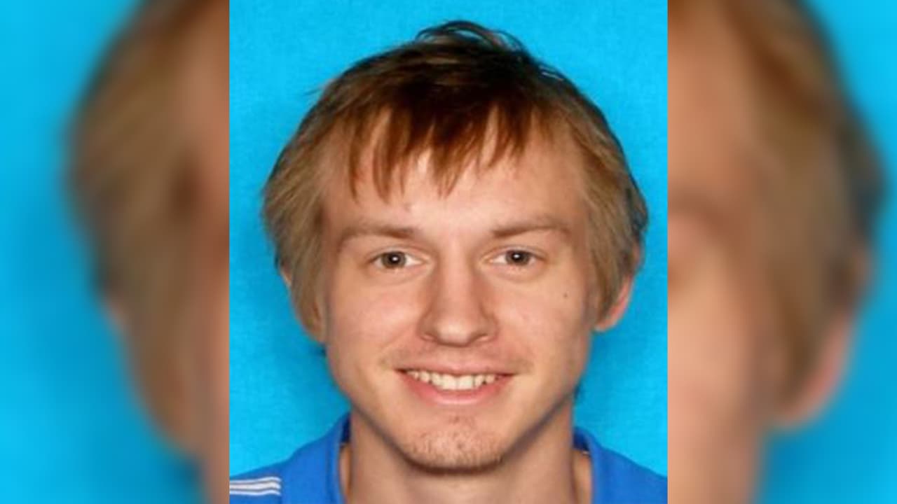 Jarrod Anthony Coats, 31 años, acusado de lesiones con agravantes en perjuicio de un integrante de su familia. Último domicilio conocido: Windwood Forest Drive, New Caney, Texas.