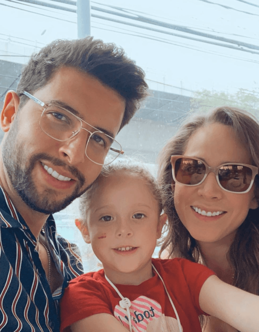 En su cuenta de Instagram, David menciona que es actor y conductor de televisión.