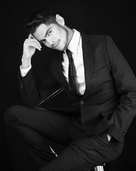 Valentina es personificado por James Leyva, un joven 25 años que comenzó a formarse dentro de las artes desde muy pequeño.