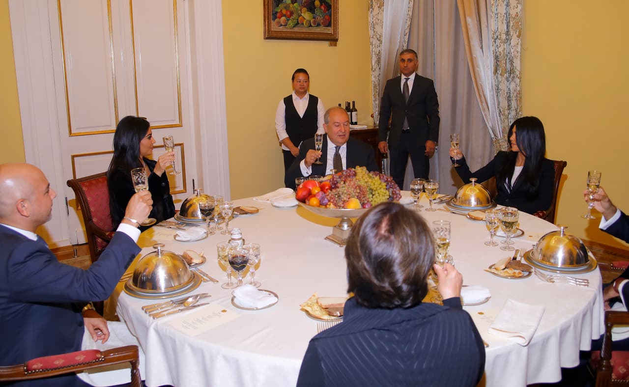 Según el Daily Mail, las Kardashian cenaron con el mandatario en el palacio presidencial el pasado miércoles.