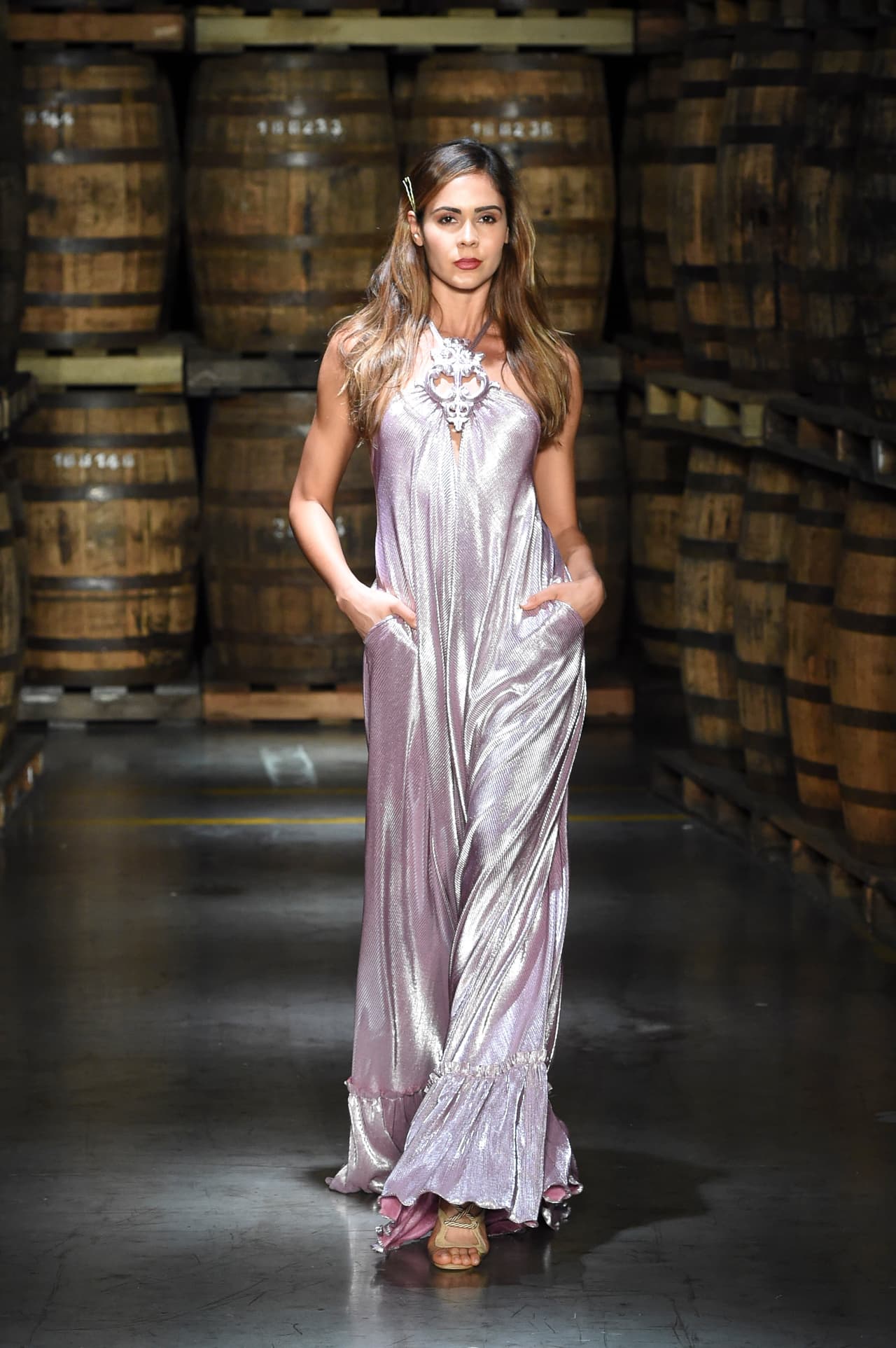 Jorge Duque sabe traducir con elegancia y sutileza esas demandas de movimiento y sensualidad que exige el cuerpo latino, por eso sabe hacer de vestidos largos una verdadera manifestación del movimiento de las caderas.