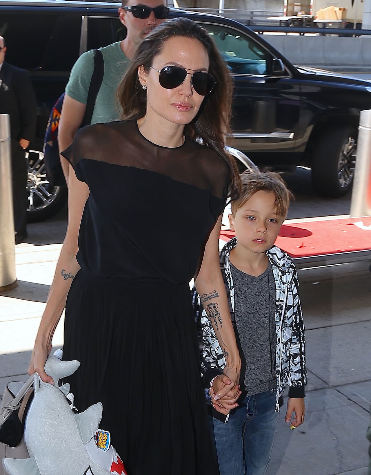 Su hermano iba detrás de ella.