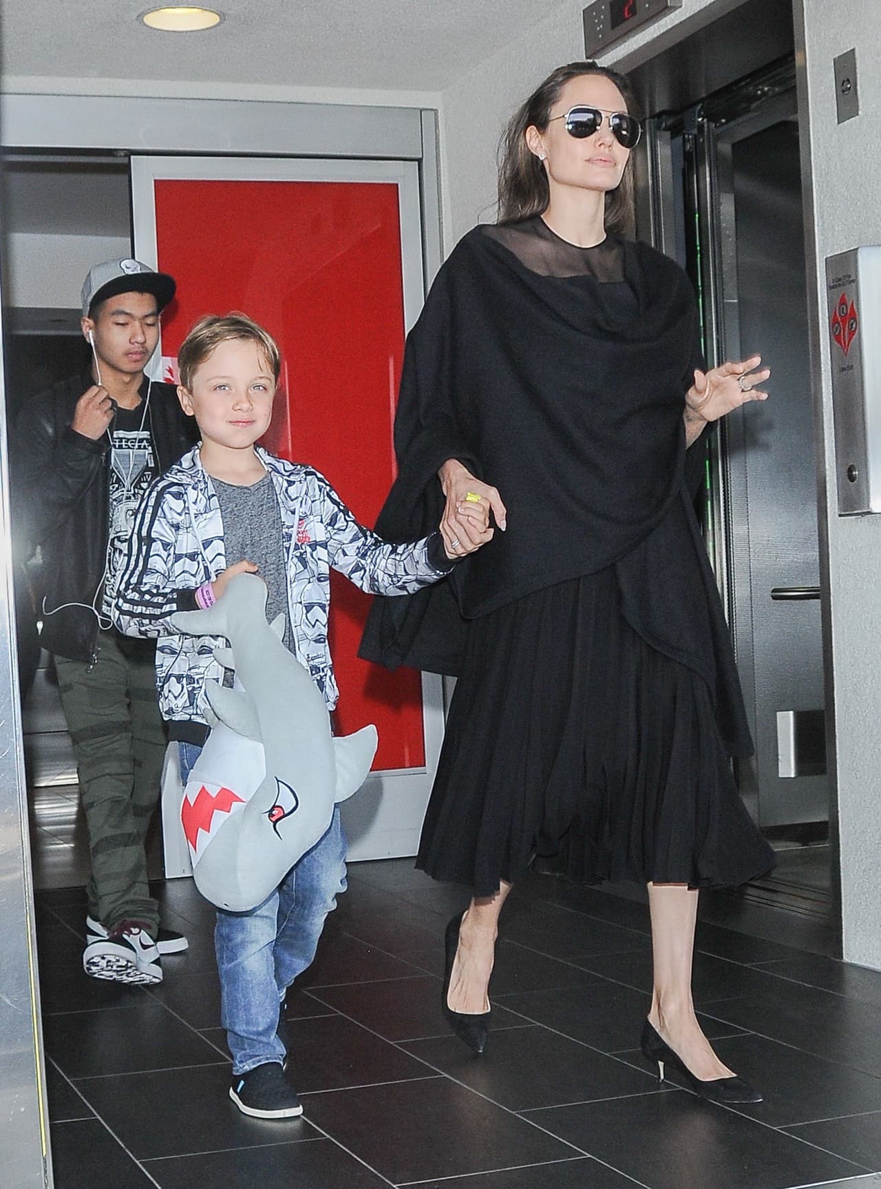 Knox con su curioso muñeco de peluche de tiburón.