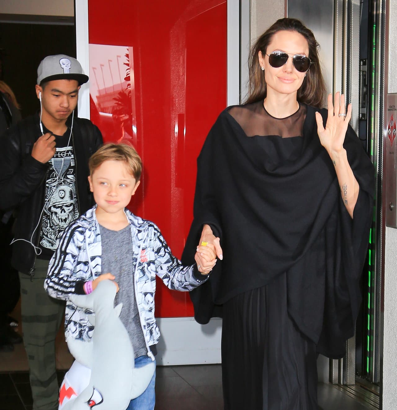 La famosa llegó al aeropuerto JFK de Nueva York con dos de sus hijos.