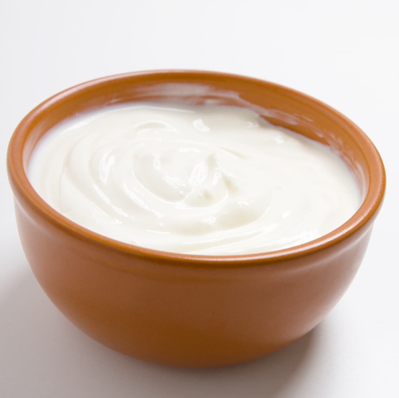 <b>Mascarilla de yogur con vinagre y limón. </b>Revuelve tres cucharadas de yogur con unas gotitas de limón y una cucharadita de vinagre.