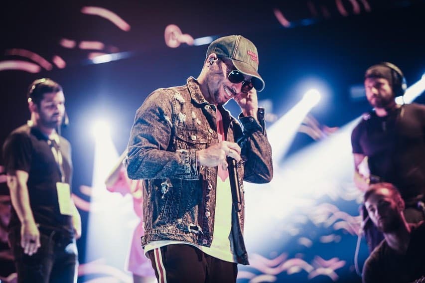 Sobre este tema profundiza: "Cuando una Reina de la Canción se para en el escenario, se nota que está viviendo su mejor momento, deja su talento fluir con integridad; no siente que es un momento para pensar lo que va a hacer, sino para disfrutar la música y conectar con el público”.