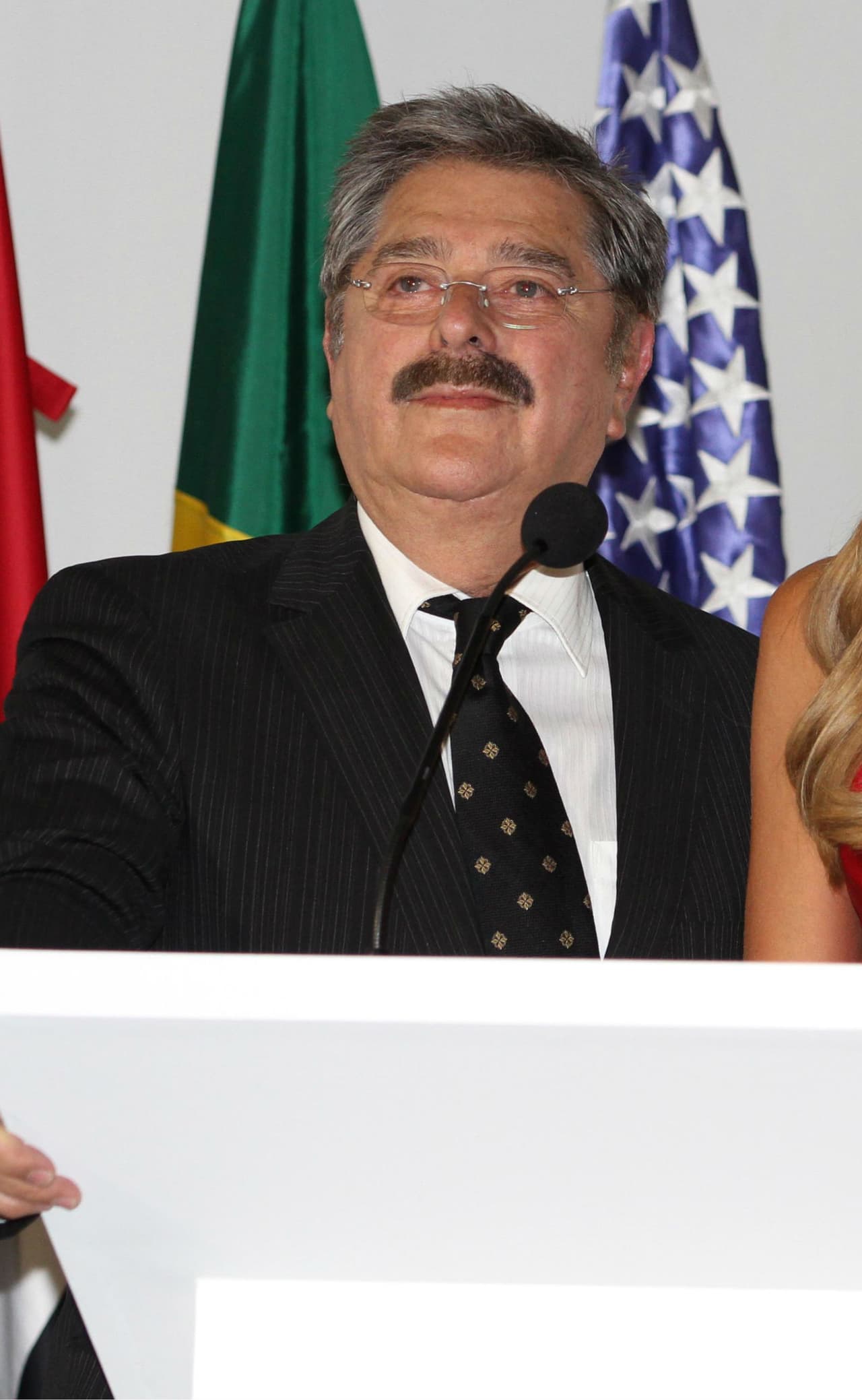 El actor Raymundo Capetillo habló en exclusiva para Univision Entretenimiento sobre la intervención quirúrgica a la que se sometió el pasado 26 de junio por un espasmo hemifacial, una condición que lo incapacitaba, y no debido a un tumor cancerígeno, como diversos medios especularon.