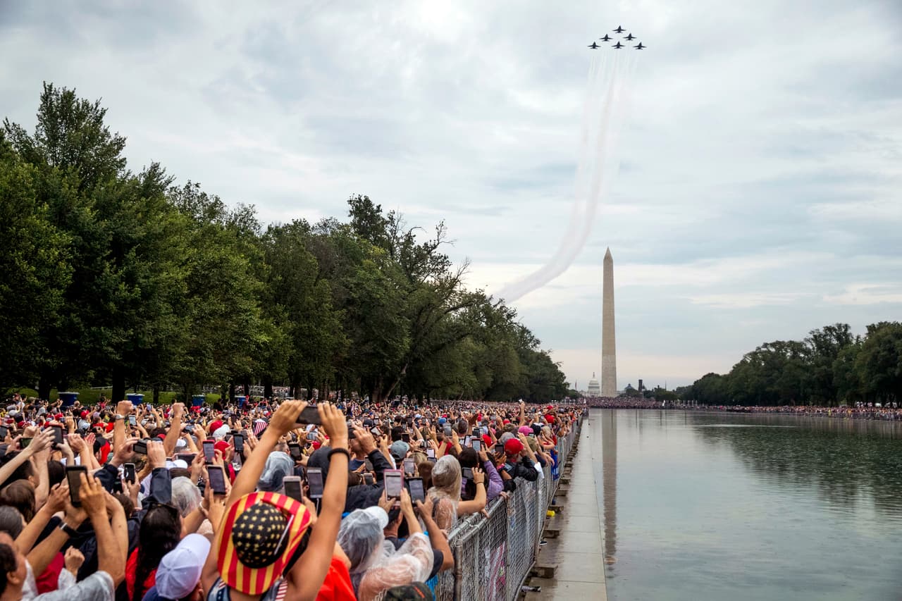 Mientras los Blue Angels sobrevolaban la capital, cientos de personas tomaban fotografías.