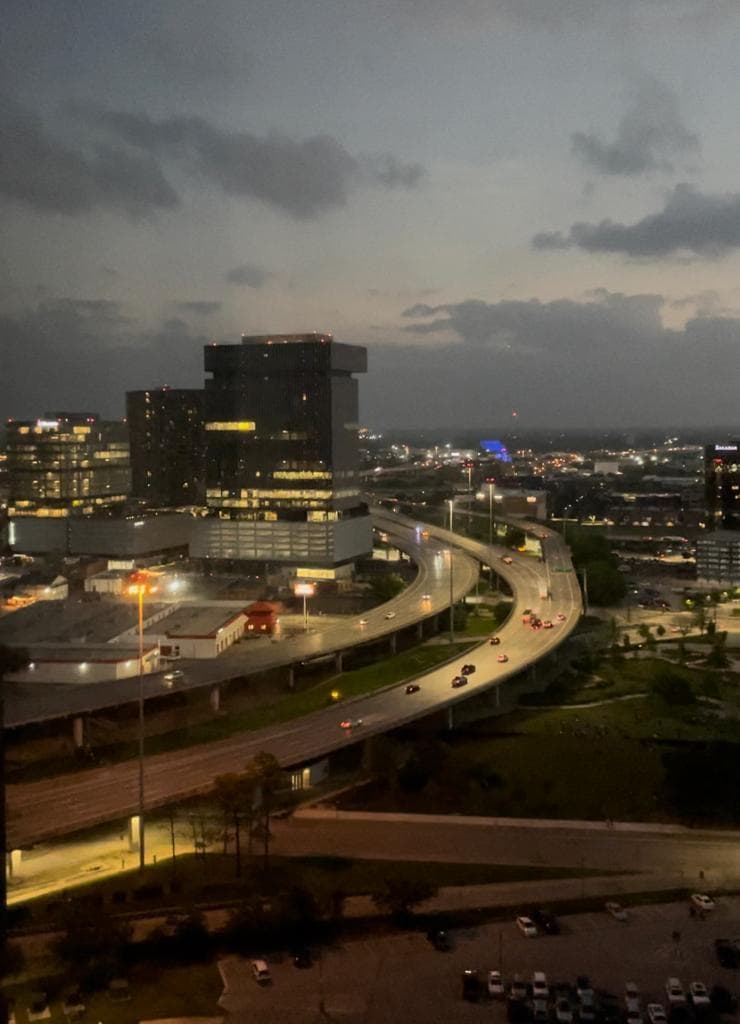 La autopista US-75 en el centro de Dallas, a la 1:42pm, lucía como si fuera de noche.