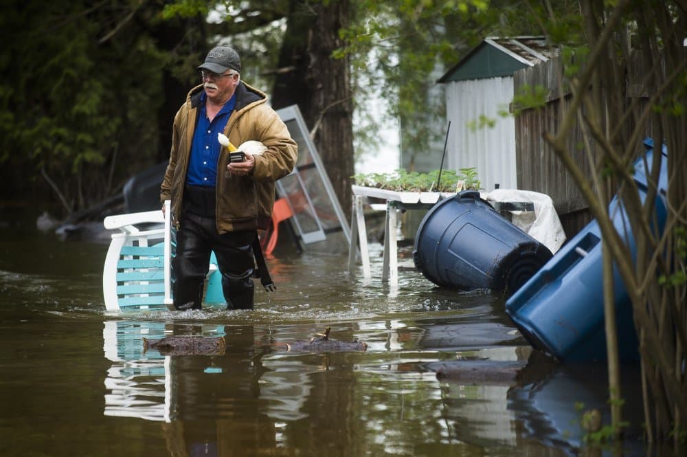 Mark Musselman, residente de Edenville, en Michigan, sale de su vivienda debido a la gran inundación del sector. Los pobladores de las cercanías de dos lagos y partes de un río del centro de Michigan han sido evacuados en precaución.