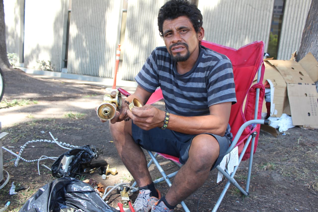 Un indigente descansa en un parque de la ciudad de Santa Ana, California, donde ha vivido por más de cinco años.
