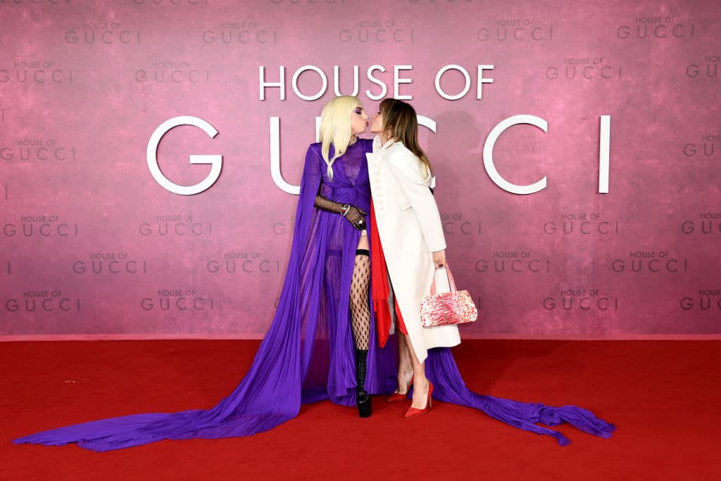 La cantante se mostró tan atrevida en la alfombra roja que incluso simuló un beso con la actriz costarricense Giannina Facio, esposa del director Ridley Scott.