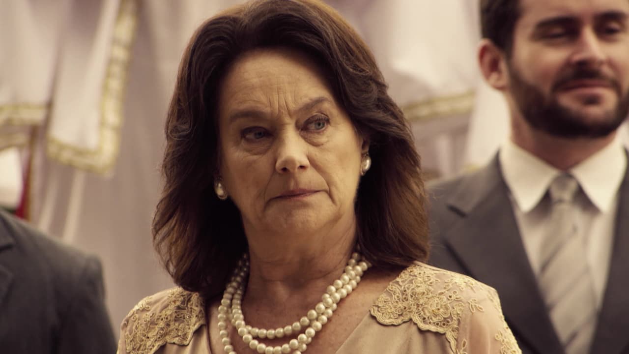 Por su parte, 
<b>Verónica Montana</b>, la madre de Adriano, piensa todo el tiempo en el qué dirán, por lo que al saber que la joven Débora estaba embarazada, le ofreció dinero a cambio de deshacerse del bebé.