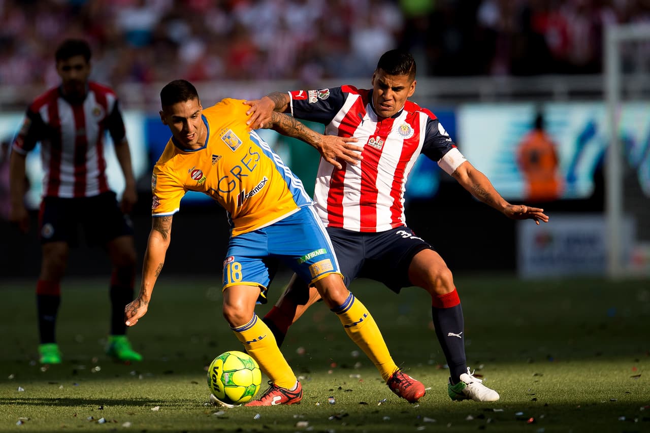 En el primer cuarto de hora del encuentro Tigres fue más peligroso pero Rodolfo Cota logró mantener su portería imbatida.