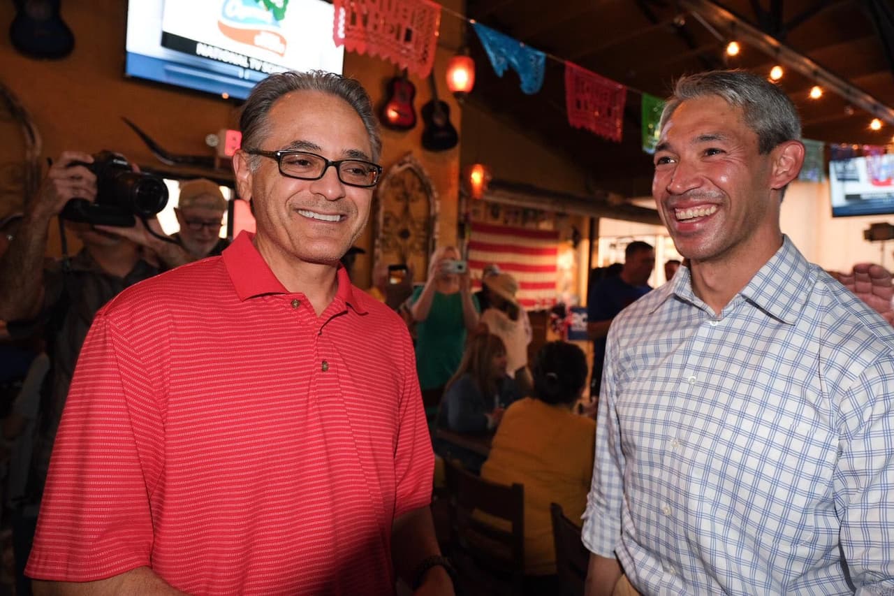 Ron Nirenberg sonríe con quienes le acompañan.
