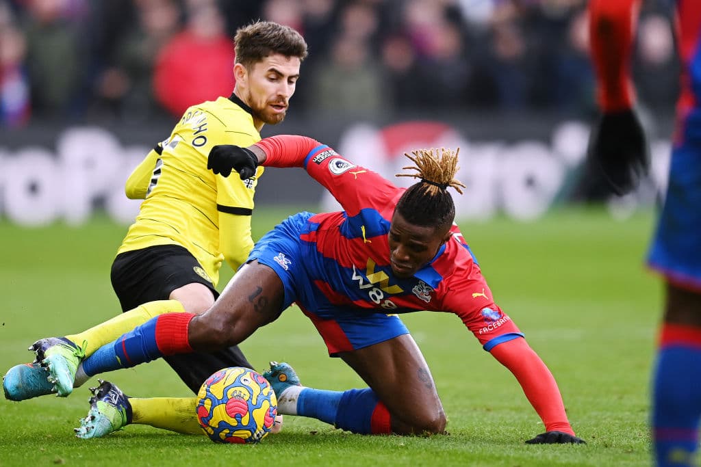 Arsenal se quita la espina del prtido pasado y vencen 2-1 al Brentford, Chelsea sufre de más, pero logra vebncer 0-1 al Crystal Palace, Liverpool no sufre en casa y vencen 3-1 al Norwich City y el Manchester City logra empatar el encuentro en dos ocasiones, pero Harry Kane aparece al 90+5 para poner el 2-3 definitivo a favor del Tottenham.