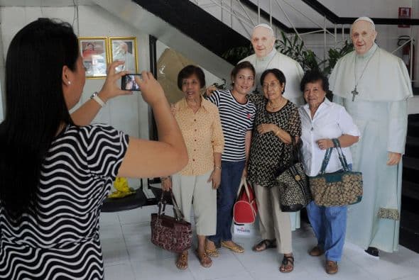 A la salida del cementerio y a pesar de la lluvia, Bergoglio se detuvo para hablar unos minutos con un grupo de niños que le aclamaban.