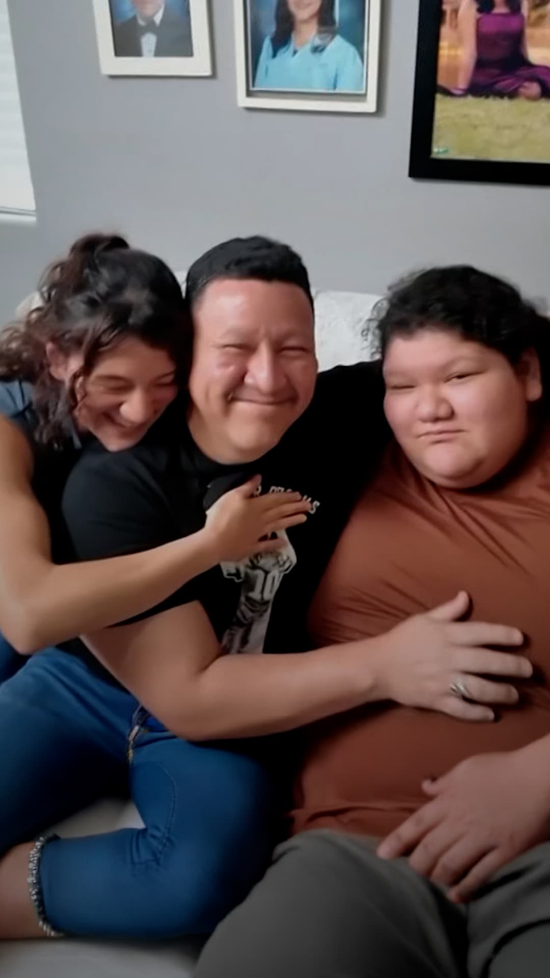 Padre e hija se reencuentran tras detención de ICE