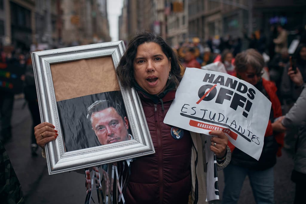 <b>En Nueva York:</b>
<br>Con un mensaje contra Elon Musk y otro en favor de los estudiantes de Estados Unidos: Manifestantes en la ciudad de Nueva York tenían mucho que expresar a la administración republicana del presidente Donald Trump.