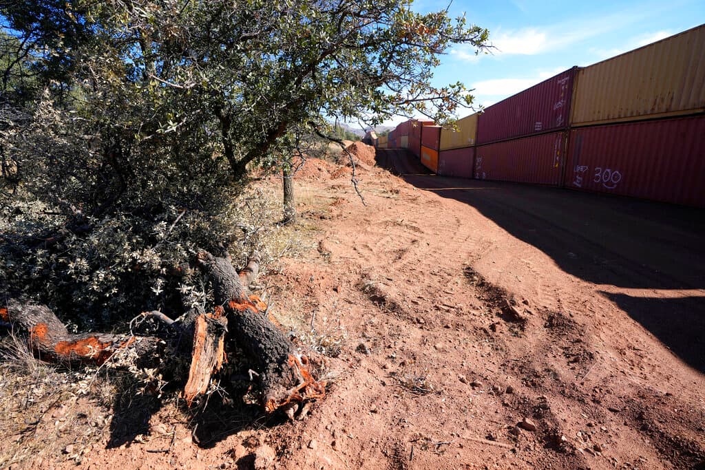 La decisión que se tome implicará el costo de remover cientos de contenedores en la frontera, en áreas remotas como esta, en el Valle de San Rafael, por ejemplo.