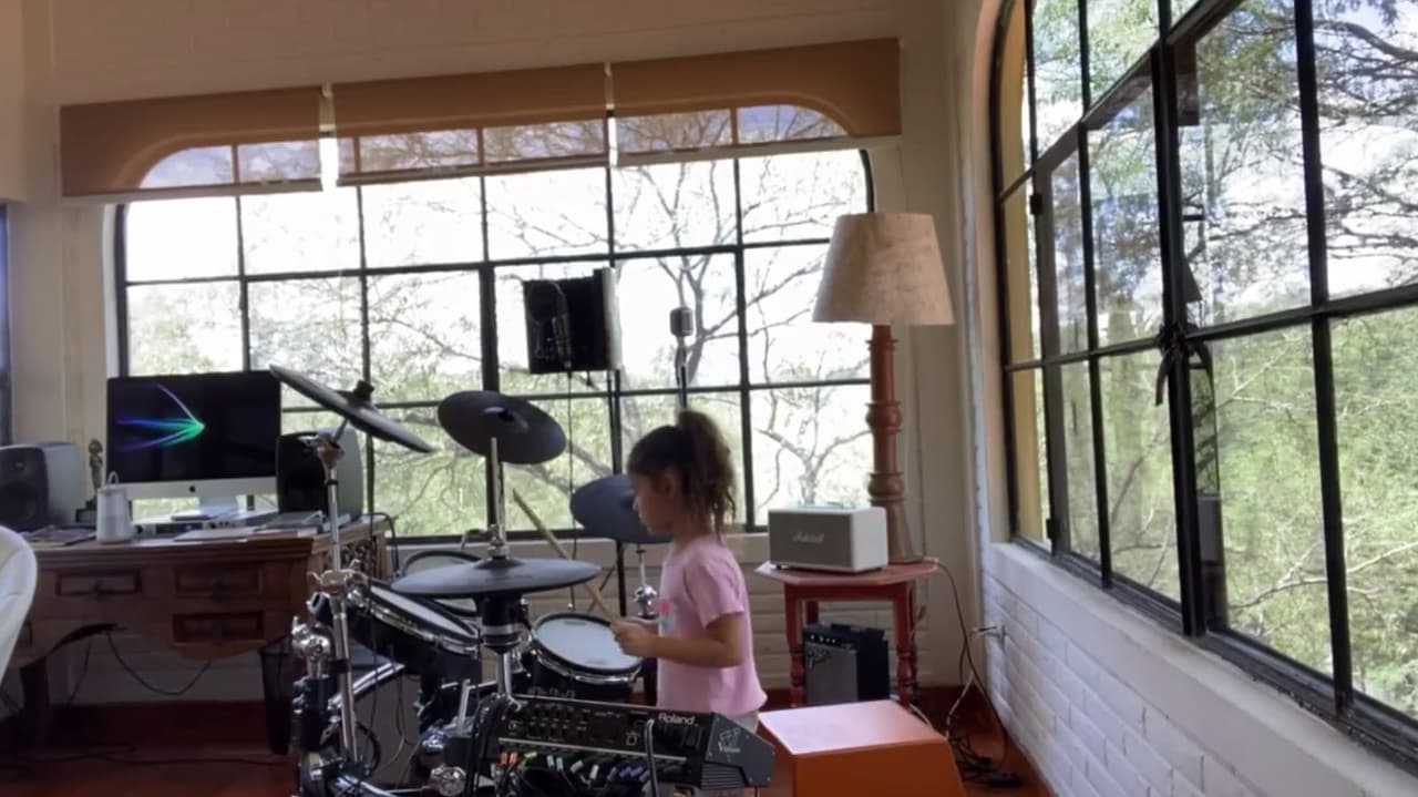 El pasado 20 de julio Aarón mostró que a su hija más pequeña le gusta tocar la batería: "Comenzamos una banda ja ja ja Regina la rockstar", se lee en 
<a href="https://www.instagram.com/p/CCcePutgm-V/" target="_blank">Instagram</a>. 
<br>