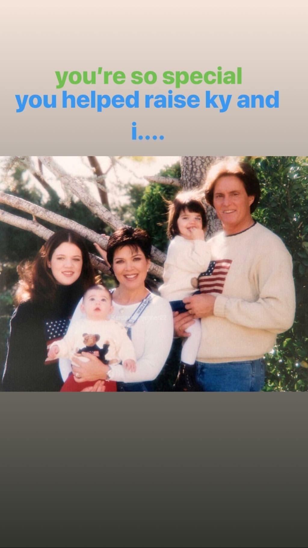 Y le dedicó unas tiernas palabras, recordando cómo ayudó a criarlas a ella y a Kylie Jenner.