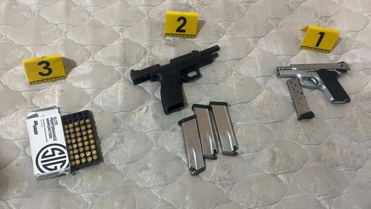 Armas y cargadores hallados en la casa donde estaba el narcolaboratorio.